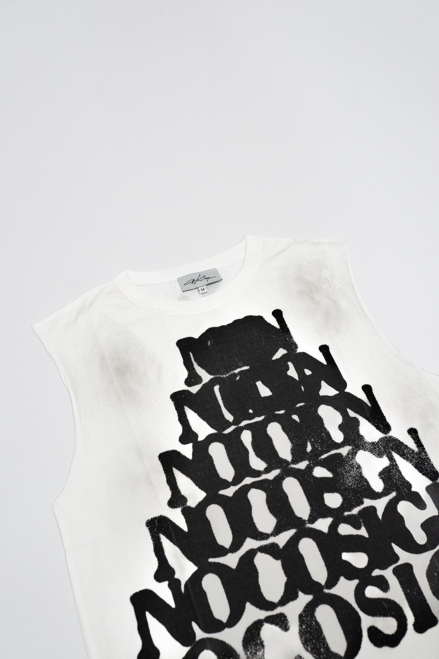 “Scrabble” cutoff tee white + black